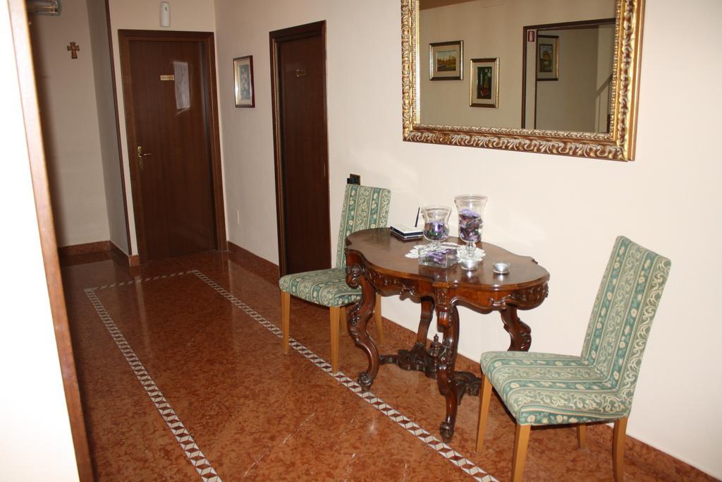 Albergo Ristorante Punta Dell'Est Clusane Exterior photo
