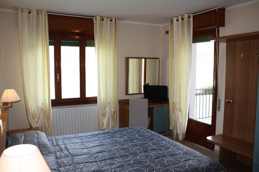Albergo Ristorante Punta Dell'Est Clusane Exterior photo